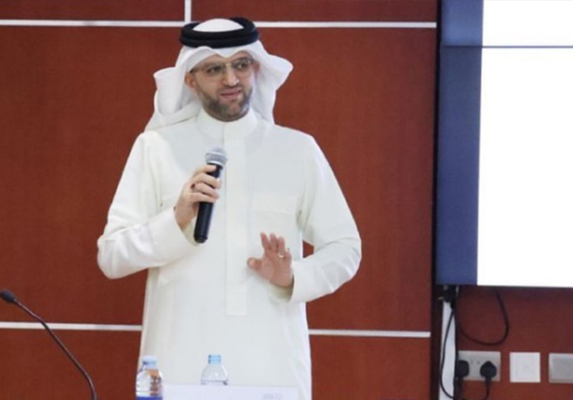 المحكّم القانوني المحامي جعفر بن يوسف الجمري الرئيسي التنفيذي لمجموعة بن يوسف للتحكيم والمحاماة يلقي محاضرات التقادم بأنواعه