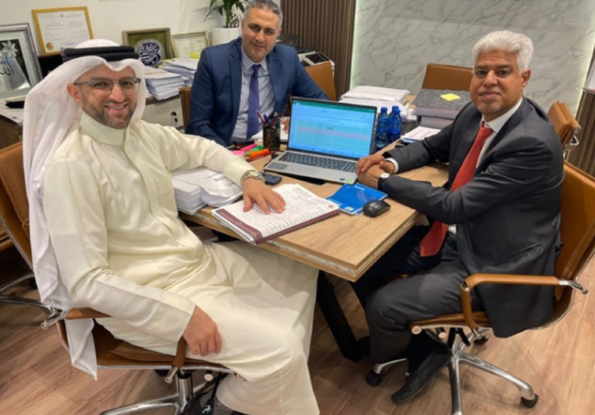 صور اجتماعات عملاء مجموعة بن يوسف ومع بعض المسؤولين الحكوميين