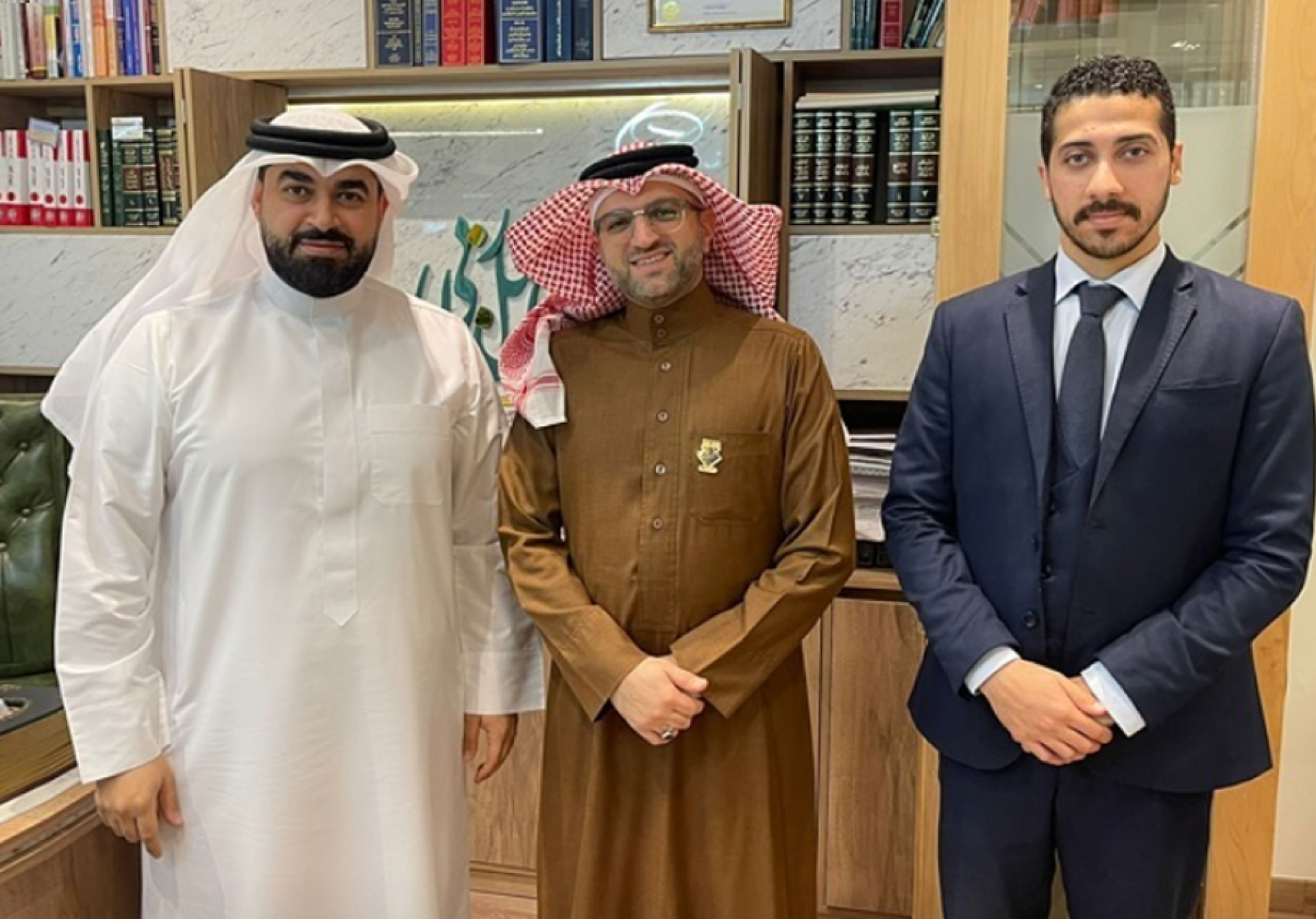 المحكّم القانوني جعفر الجمري رئيس مجموعة بن يوسف القانونية يجتمع بالمسؤولين في شركة دومينز العقارية لتباحث أوجه التعاون بين الطرفين.