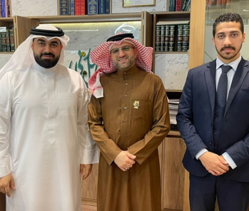 المحكّم القانوني جعفر الجمري رئيس مجموعة بن يوسف القانونية يجتمع بالمسؤولين في شركة دومينز العقارية لتباحث أوجه التعاون بين الطرفين.