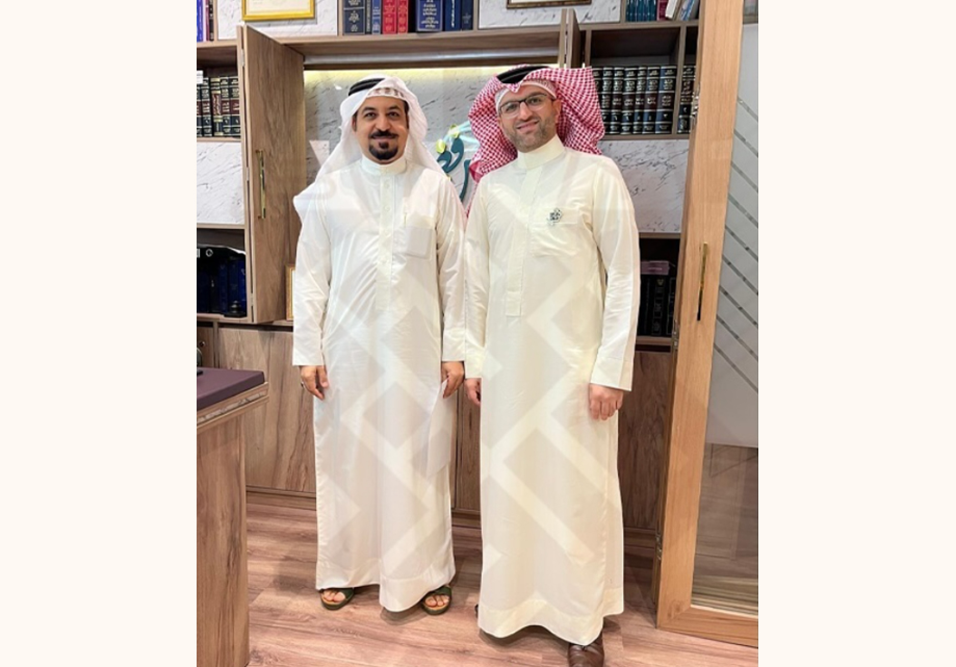 المحكّم القانوني جعفر الجمري رئيس مجموعة بن يوسف القانونية يتشرف بلقاء الأستاذ حسين العويناتي من شركة جنبية سكوير (المستشفى الخليجي الأمريكي).