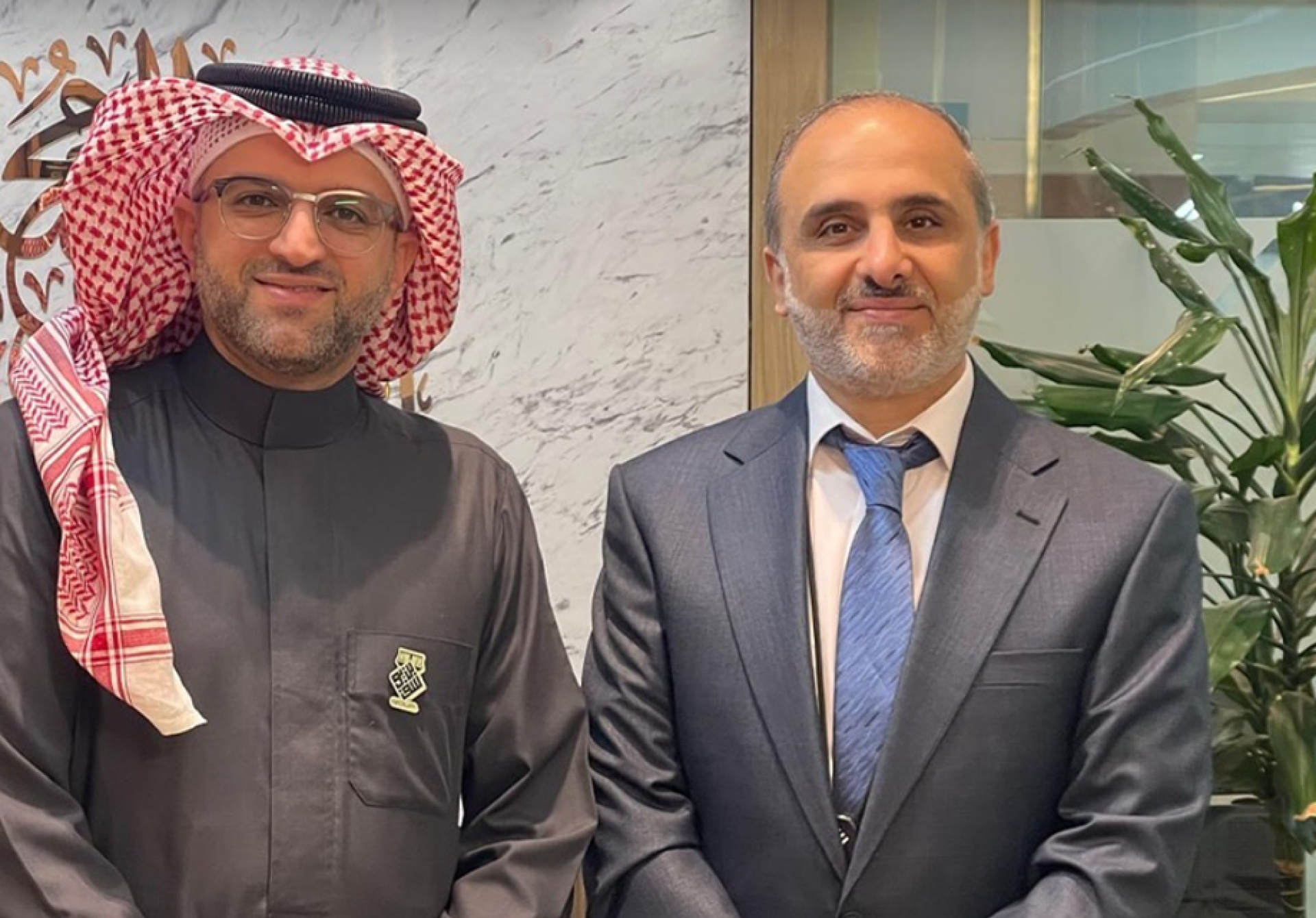 المحكّم القانوني المحامي جعفر بن يوسف الجمري الرئيسي التنفيذي لمجموعة بن يوسف للتحكيم والمحاماة يتلقى زيارة من مسؤول من بنك الخليج التجاري