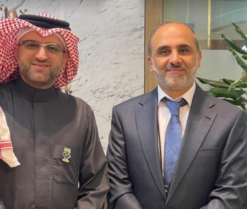 المحكّم القانوني المحامي جعفر بن يوسف الجمري الرئيسي التنفيذي لمجموعة بن يوسف للتحكيم والمحاماة يتلقى زيارة من مسؤول من بنك الخليج التجاري
