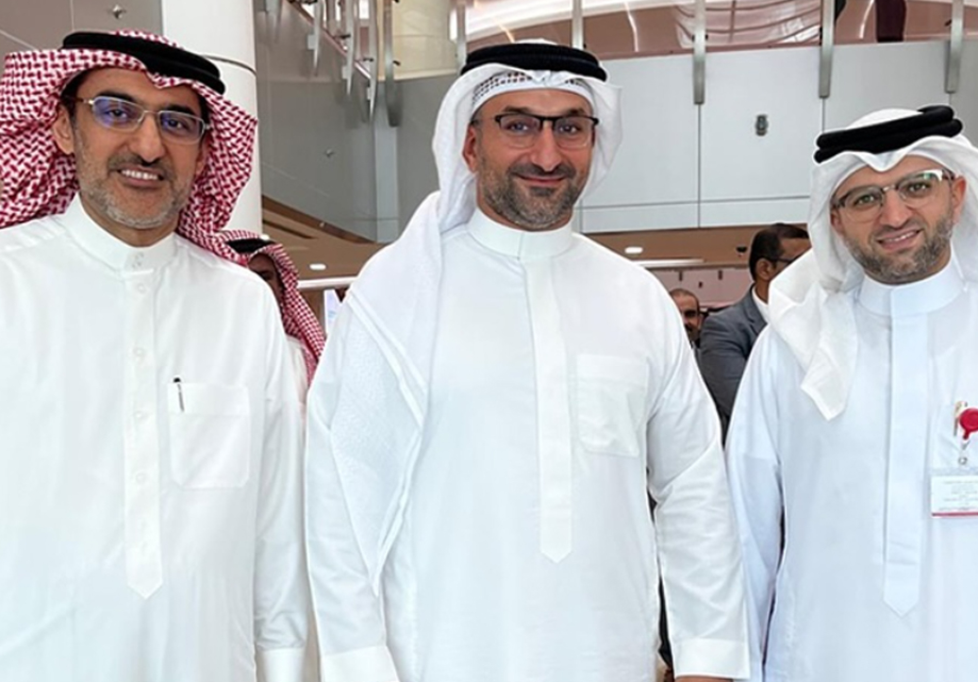 المحكّم القانوني جعفر الجمري رئيس مجموعة بن يوسف القانونية في لقاء أخوي مع سعادة السيد عبدالله بن عادل فخرو وزير التجارة والصناعة والرئيس التنفيذي لهيئة المعلومات والحكومة الإلكترونية السيد محمد القائد.