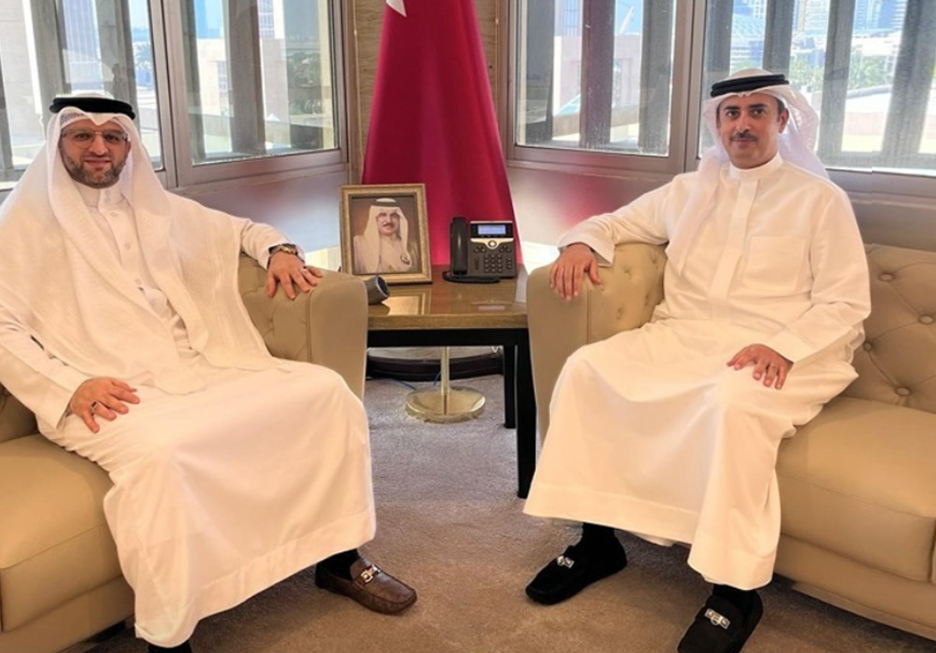 المحكّم القانوني جعفر الجمري رئيس مجموعة بن يوسف القانونية يجتمع في لقاء أخوي مع سعادة السيد نواف المعاودة وزير العدل والشئون الإسلامية.